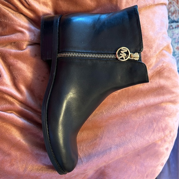NIB Black Leather Michael Kors Zipper Booties - Picture 1 of 4